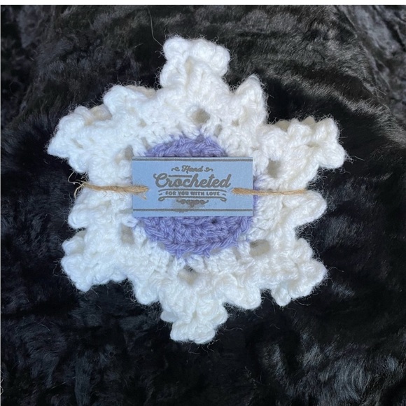 NWT crocheted periwinkle, purple center, snowflake coasters set of four - Picture 2 of 4
